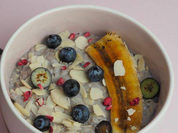 Art Cafe - Овсяная каша с черникой и жареным бананом