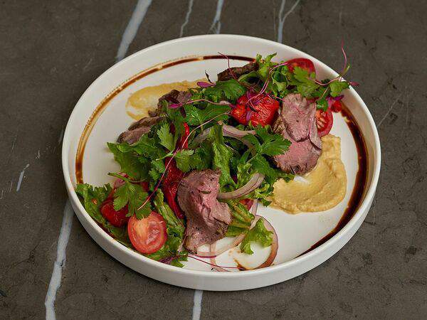 Вкусный дом - Салат с подкопчённым ростбифом