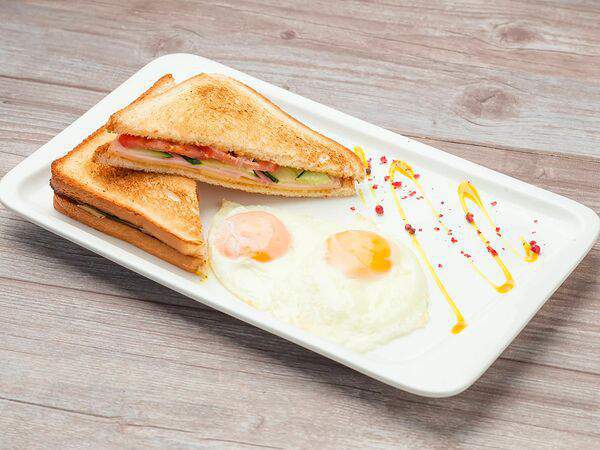 Перчим & солим - Русский завтрак с яичницей и сэндвичем