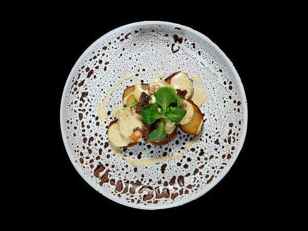 Fabrika - Медальоны из cвинoй вырезки в сливочном соусе песто с золотистым картофелем