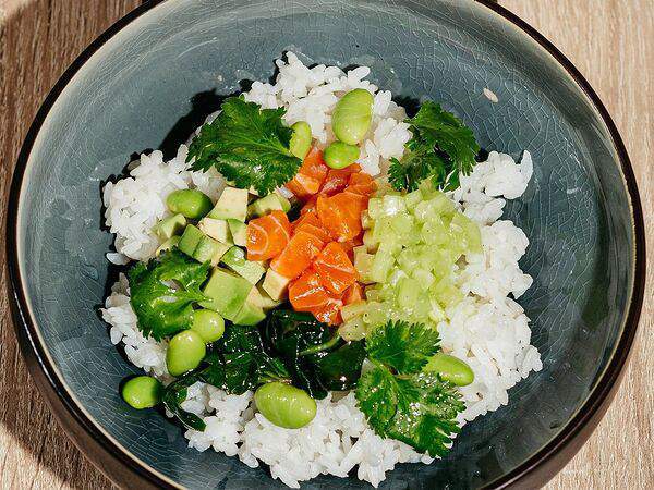 Friends Gastrobar - Поке с лососем, овощами и ореховым соусом