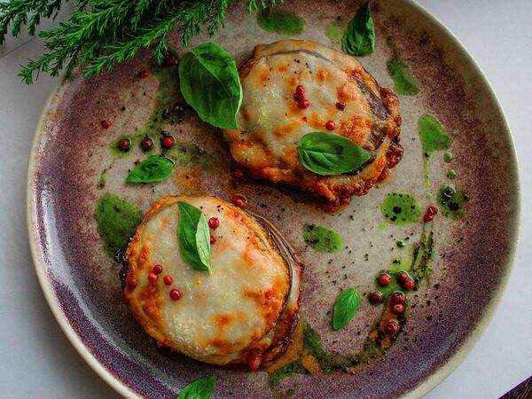 Белый берег - Баклажаны, запечённые с беконом, сыром и томатным соусом