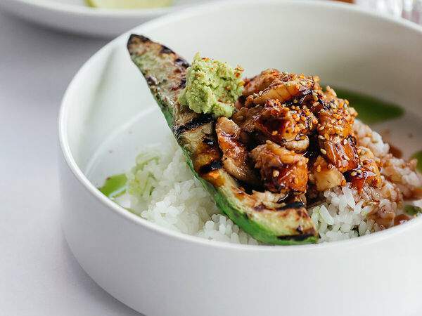 Avocado queen - Угорь, рис, авокадо, унаги соус