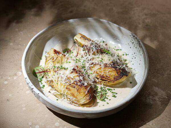 Breadway-cafe - Стейк из капусты со сливочно-трюфельным соусом и пармезаном