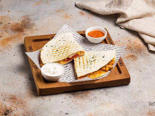 Travelers coffee - Кесадилья с цыплёнком и овощами