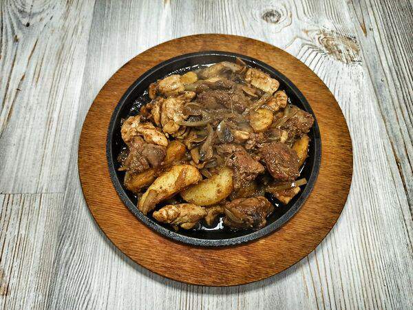 Белый лис - Шипящая сковородка с куриными потрошками