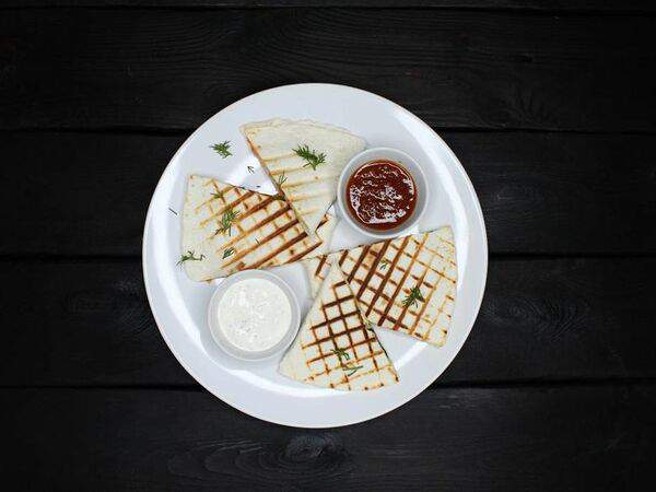 Кафе вегетарианской кухни Радхика - Кесадилья По-гречески