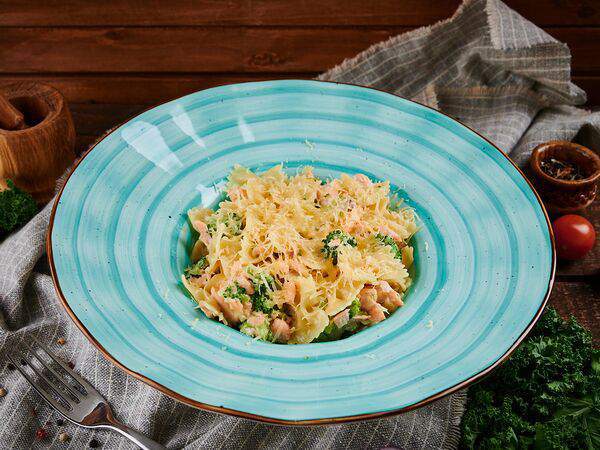 Пикник - Фарфалле с лососем и брокколи