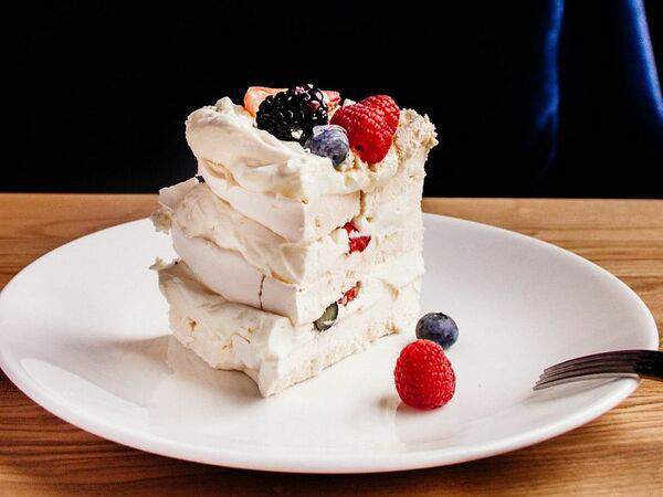 Белуга - Безе с ягодами