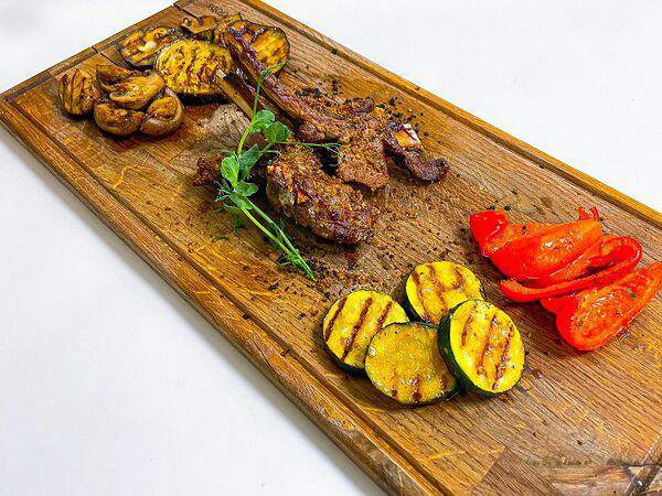 DROVA - Каре ягненка в пряной корочке с овощами гриль