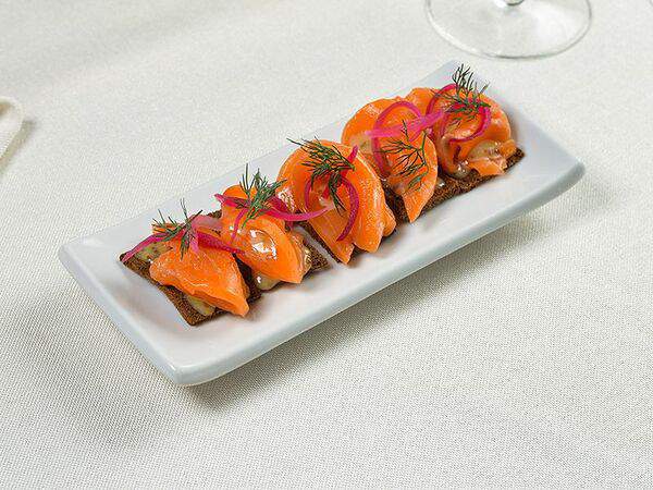 Сенкевич - Тосты с лососем Гравлакс