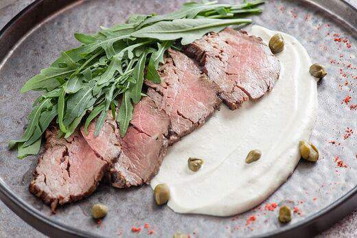 Инжир - Нежный ростбиф с соусом тоннато