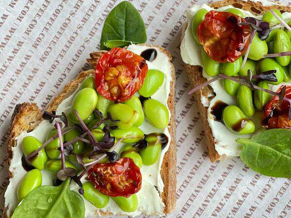 Traveller's Coffee - Брускетта с бобами эдамаме и сливочным сыром