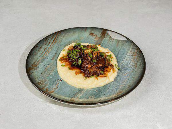 Гастробар Море - Говяжьи щечки с вешенками с соусом дзадзики