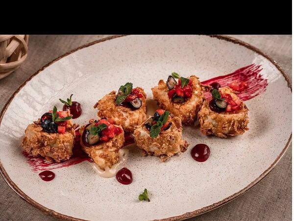 Adriano Leonardo - Жареный сыр Камамбер с соусом и ягодами