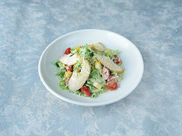 Umami Kitchen - Салат Цезарь с куриным филе