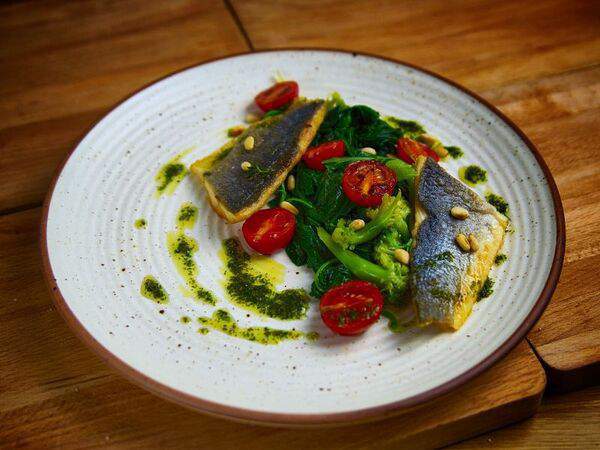 Basilico - Филе сибаса с соусом песто и шпинатом