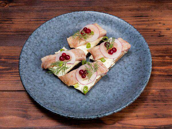 Трактир Колесо - Омуль копченый на бородинском хлебе