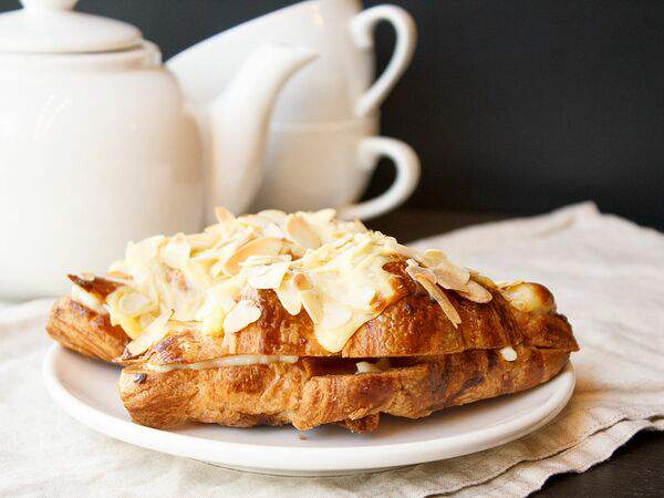 Хлебные истории - Круассан с кремом и миндалем