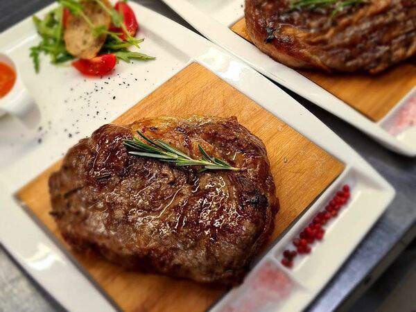 Чемодан - Стейк Рибай с овощной сальсой