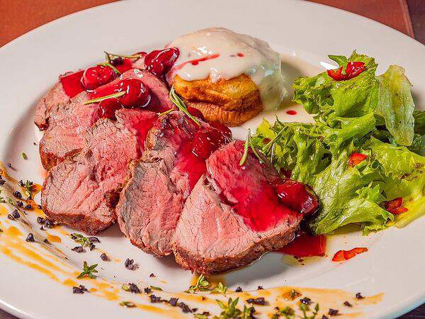 Hosper Hops Pub - Ростбиф с пудингом и вишнёвым соусом на коньяке