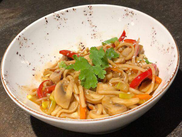 Фабрика - Лапша удон с грибами и овощами