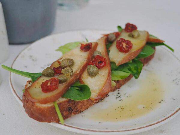 Культура - Бутерброд с жареным сулугуни и каперсами