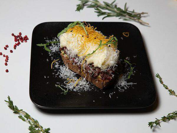 Холодец - Брускетта с тартаром из говядины и пармезана