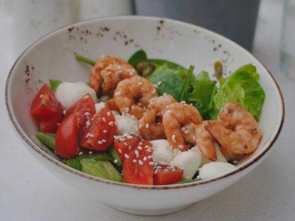 Культура - Салат с моцареллой и креветками