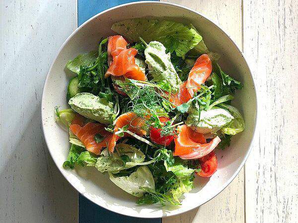 Eat Meet - Салат с лососем и творожным сыром