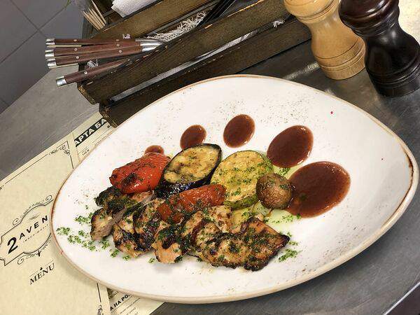 Ресторан 2Avenue - Фермерская индейка в прованских травах с овощами на гриле