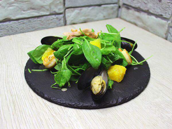 Bela Kava - Теплый салат с рукколой и морепродуктами