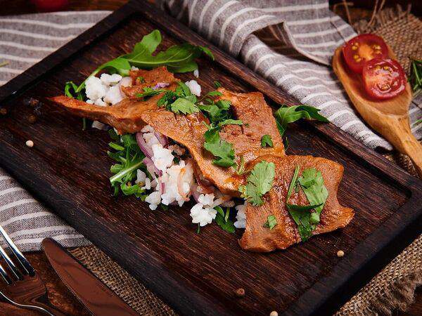 Пикник - Говяжий язык в яблочной глазури с орехами