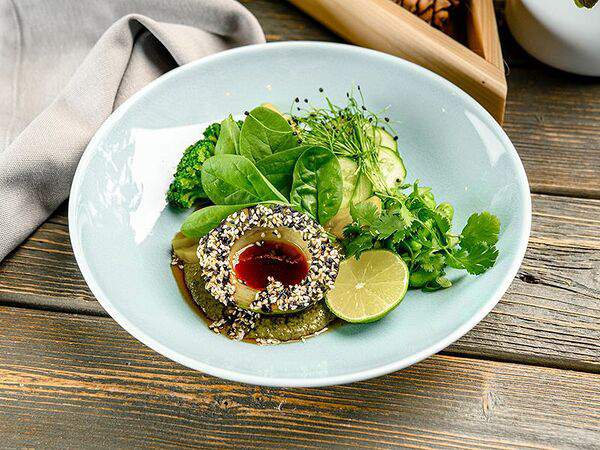 Веранда - Большой зеленый салат с авокадо на гриле