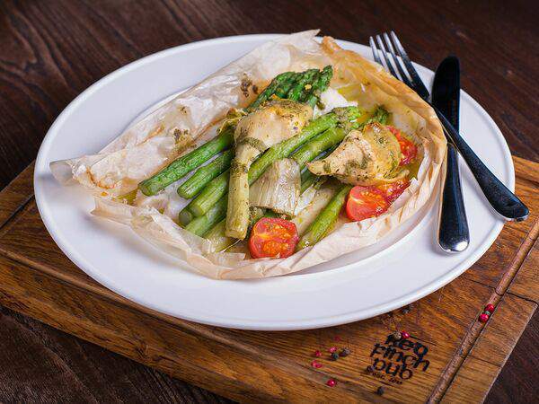 Red finch pub - Морской окунь, запечённый с артишоками