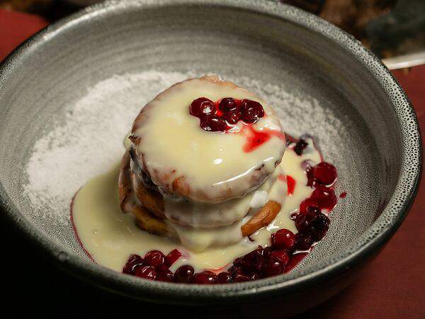 Викинги - Сырники с ягодным вареньем, сметаной и сливочным соусом