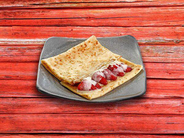 Русские блины - Блин с клубникой и сгущённым молоком