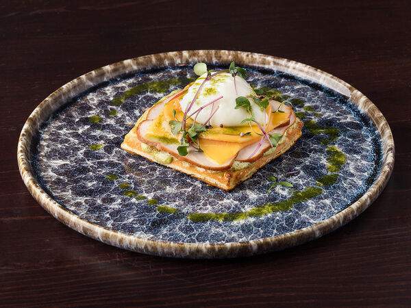 Территория - Яйцо пашот на вафле с копченым куриным филе