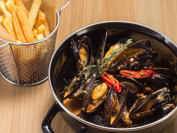 Колбасофф - Мидии в томатном соусе с фри