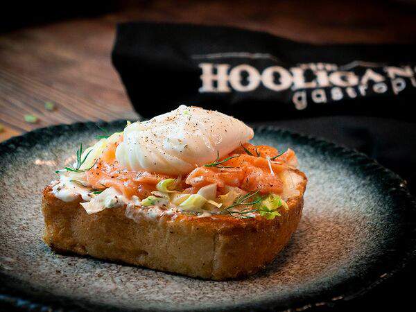 Gastro Pub Hooligans - Хрустящий тост с яйцом пашот, лососем и сырным кремом