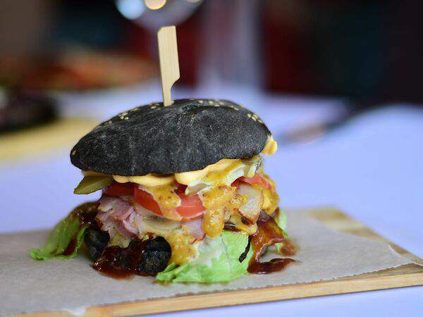 Самое популярное кафе - Бургер Блэк смокед со cвинoй котлетой