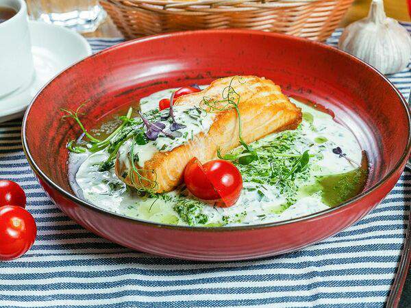 Bazar - Стейк из лосося на подушке из шпината