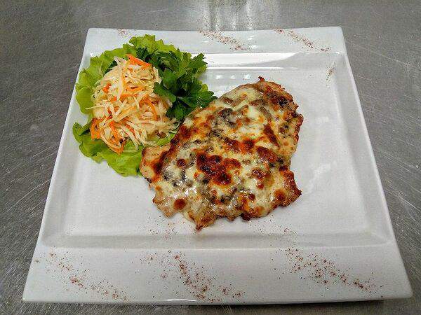 Lounge bar - Свинина с грибами в нежном омлете под сырной корочкой