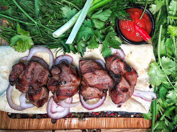 Голый Повар - Шашлык из свинины шея с лавашом и соусом по-грузински