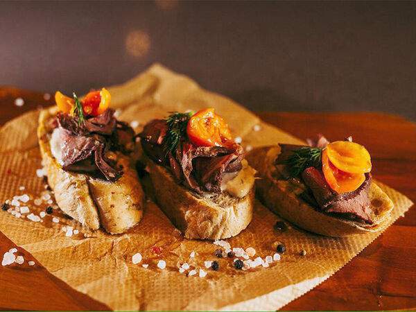 БАЗА - Брускетта с говядиной