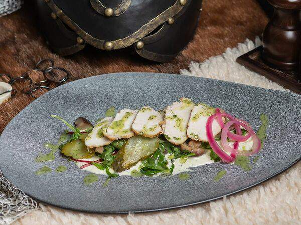 Викинги - Салат с запеченной куриной грудкой, маринованными груздями и огурцами, с соусом тартар