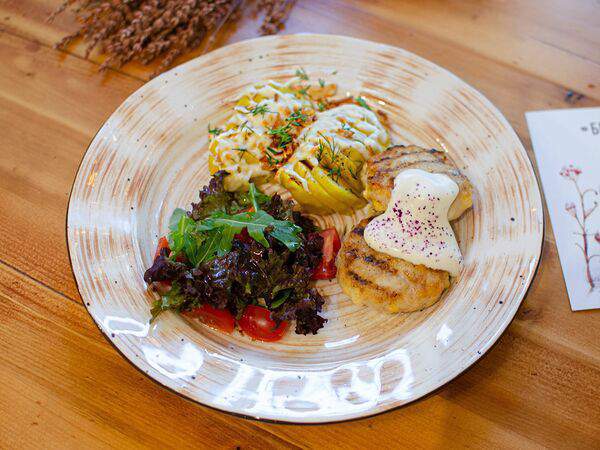 Кафе-пекарня Бенье - Куриные котлетки с картофелем и микс-салатом