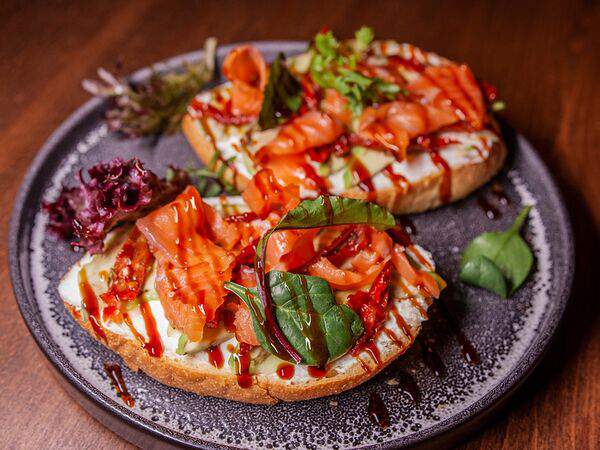 Loft Cafe - Брускетта с лососем