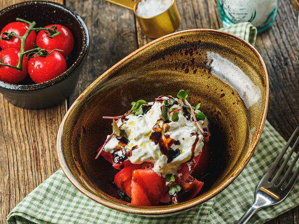 La Famiglia - Со страчателлой и томатами в соусе песто