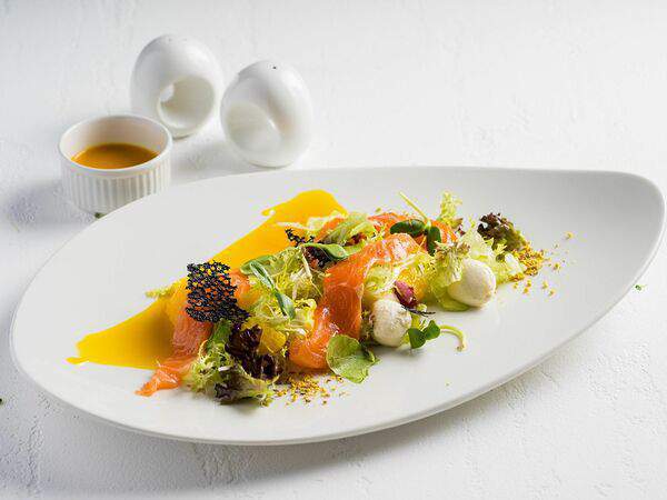 Leto-cafe - Салат с форелью и соусом из маракуйи